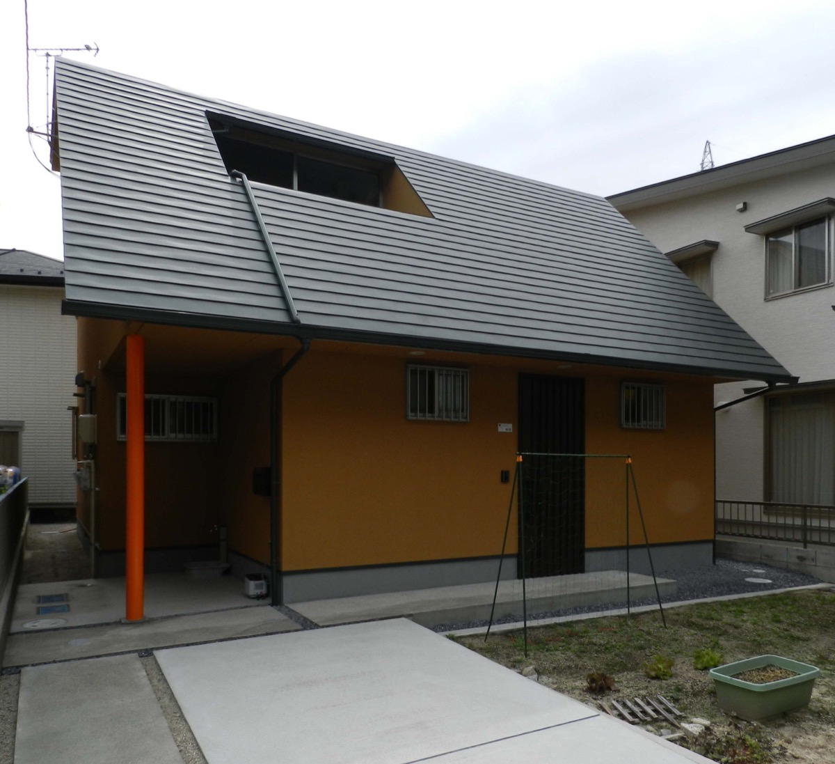 カワイイ洋風の外観と大屋根の住宅