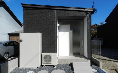 ≪岩国市≫城下町特有の間口の狭い敷地に建つ、自然素材を使用したシャープな建物
