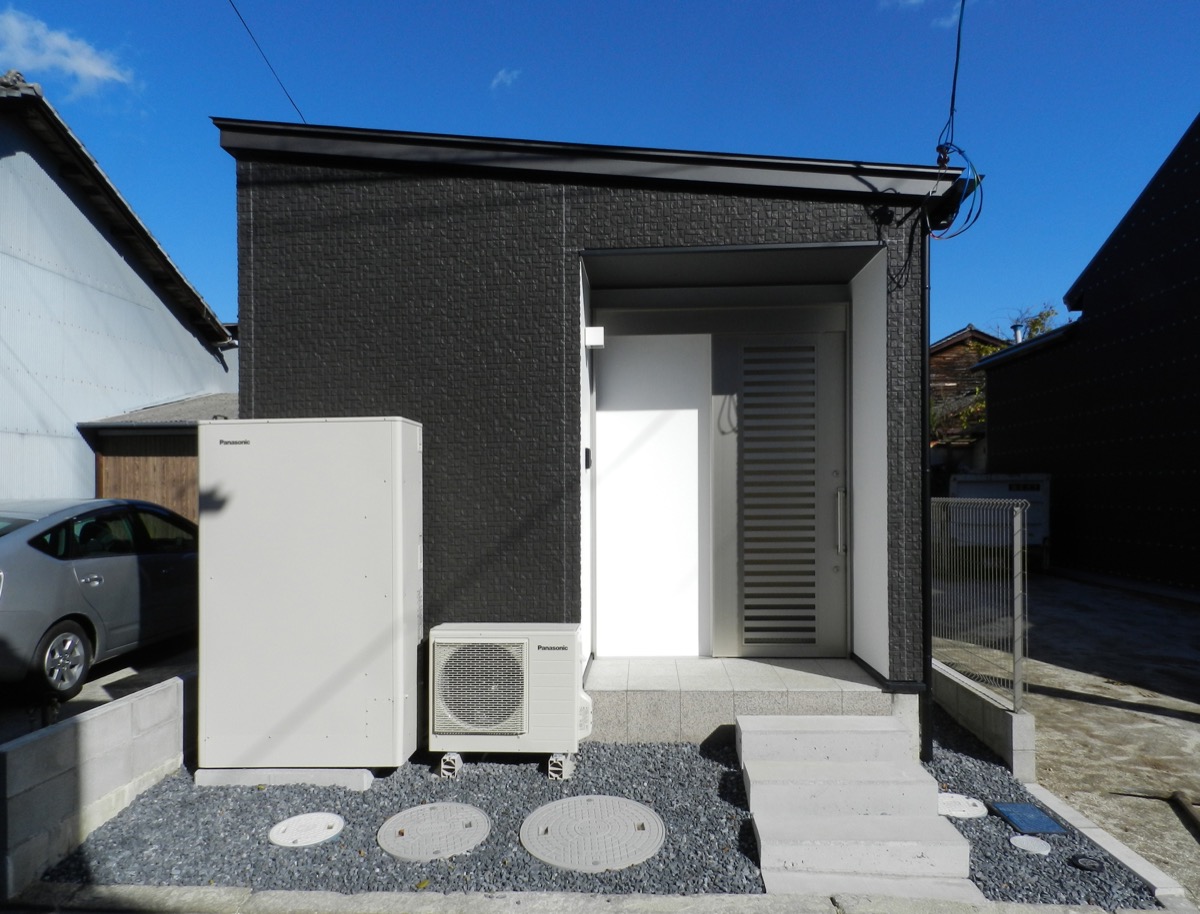 城下町特有の間口の狭い敷地に建つ、自然素材を使用したシャープな建物