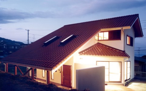 ≪岩国市≫洋瓦の大屋根が特徴のモダンな洋風住宅