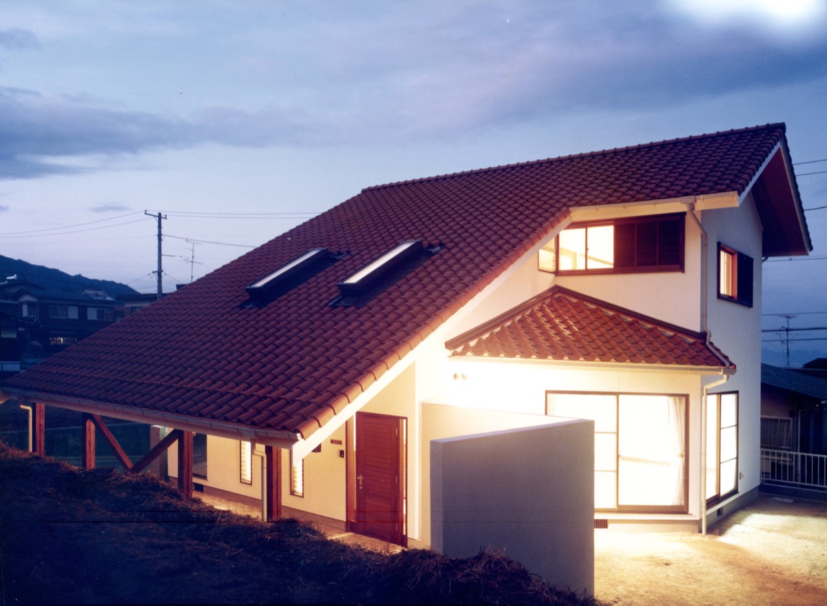洋瓦の大屋根が特徴のモダンな洋風住宅