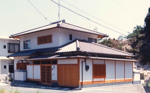 ≪岩国市≫玄関前の坪庭が特徴の現代和風の建物
