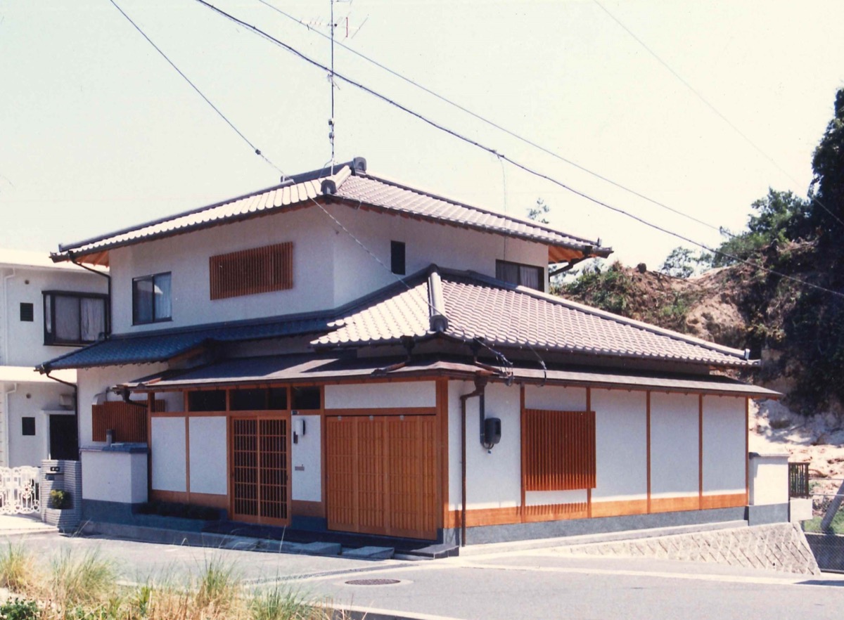 玄関前の坪庭が特徴の現代和風の建物
