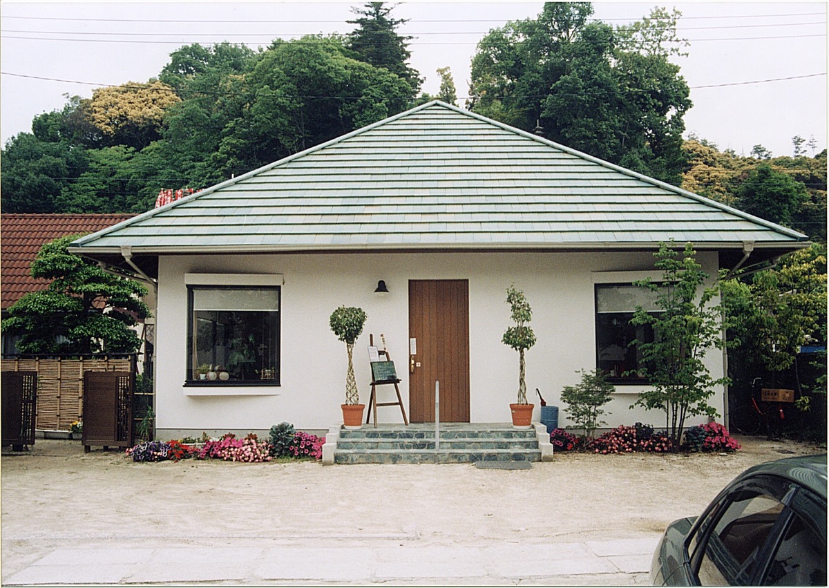 漆喰塗りと登り梁屋根のカフェ