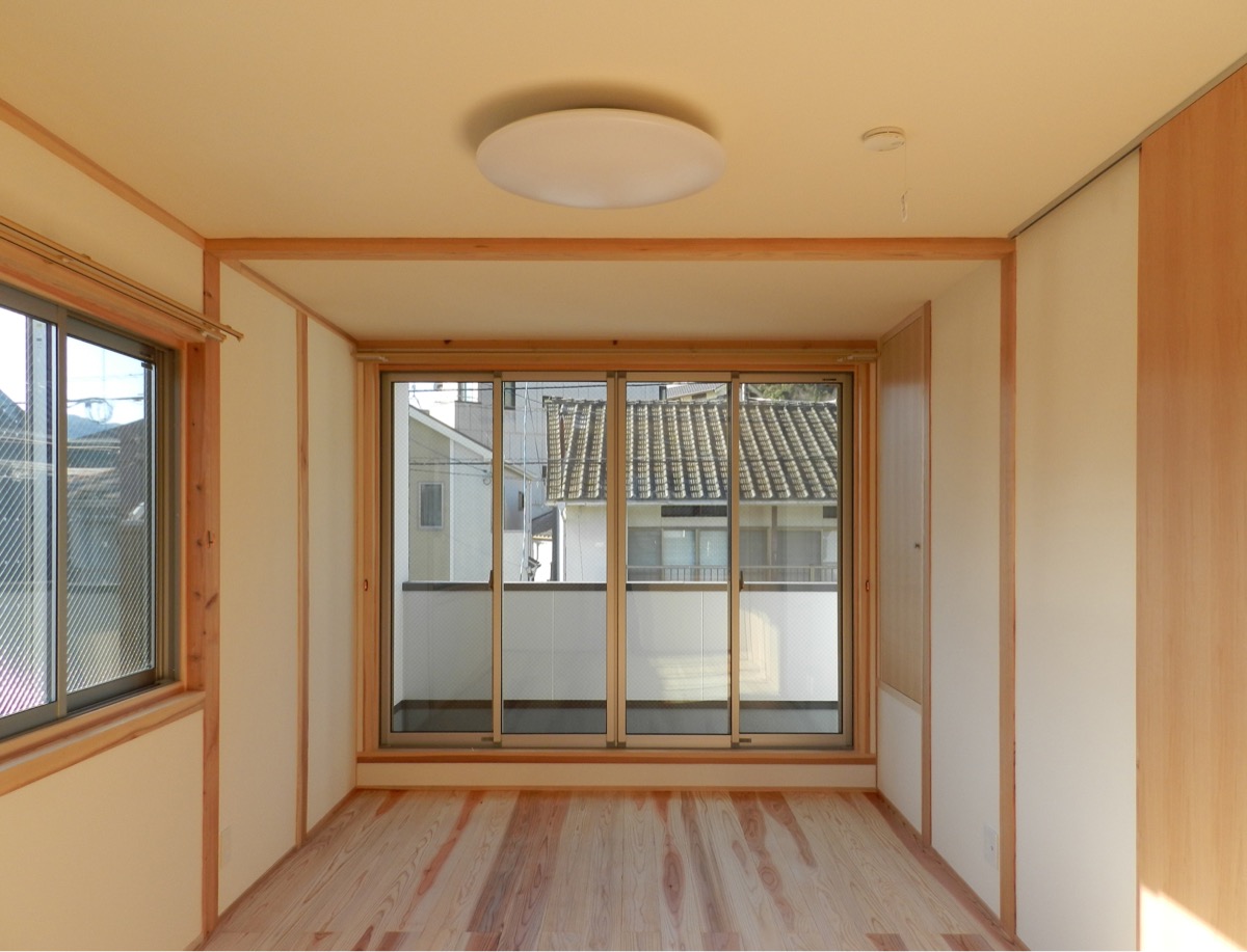 城下町特有の間口の狭い敷地に建つ、自然素材を使用したシャープな建物