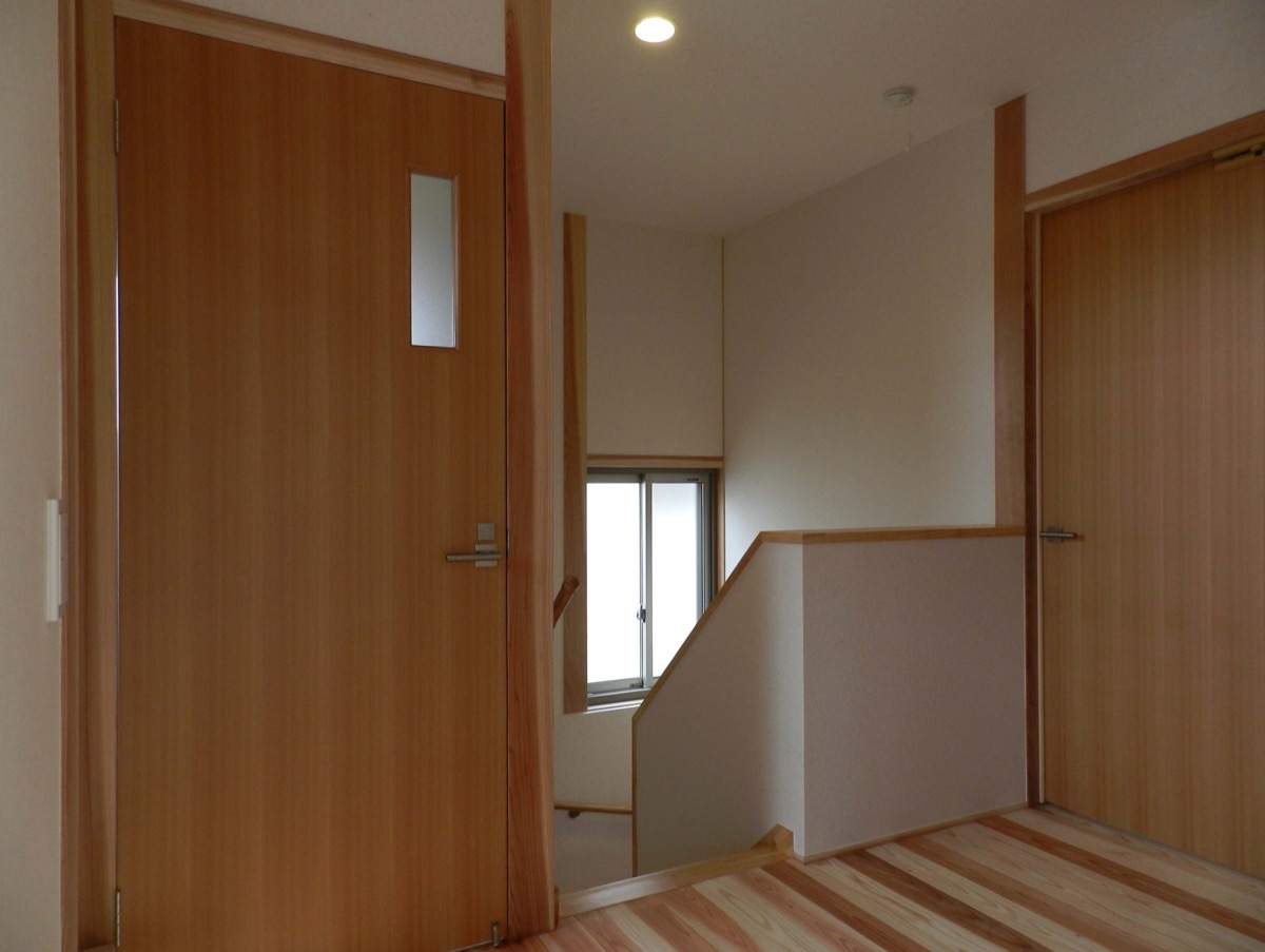 カワイイ洋風の外観と大屋根の住宅