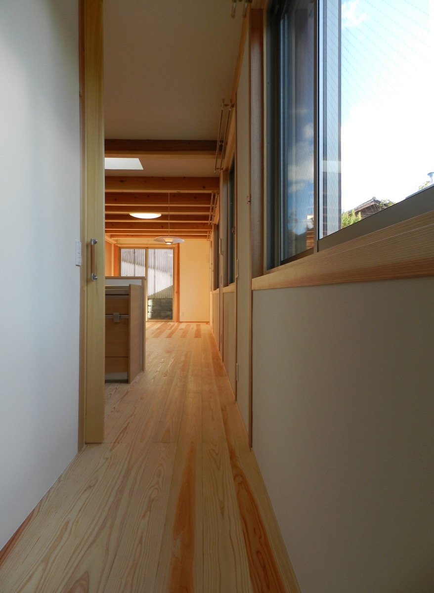 城下町特有の間口の狭い敷地に建つ、自然素材を使用したシャープな建物