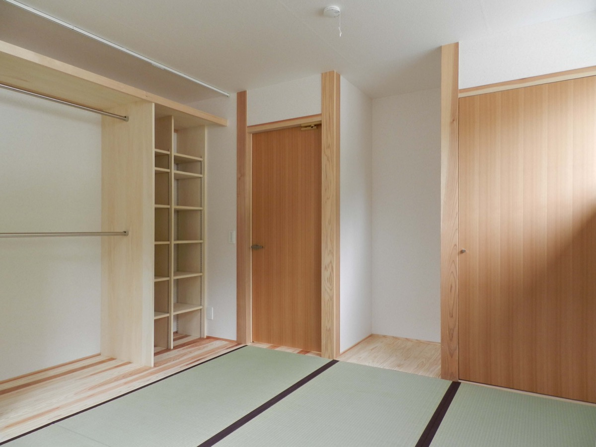 カワイイ洋風の外観と大屋根の住宅