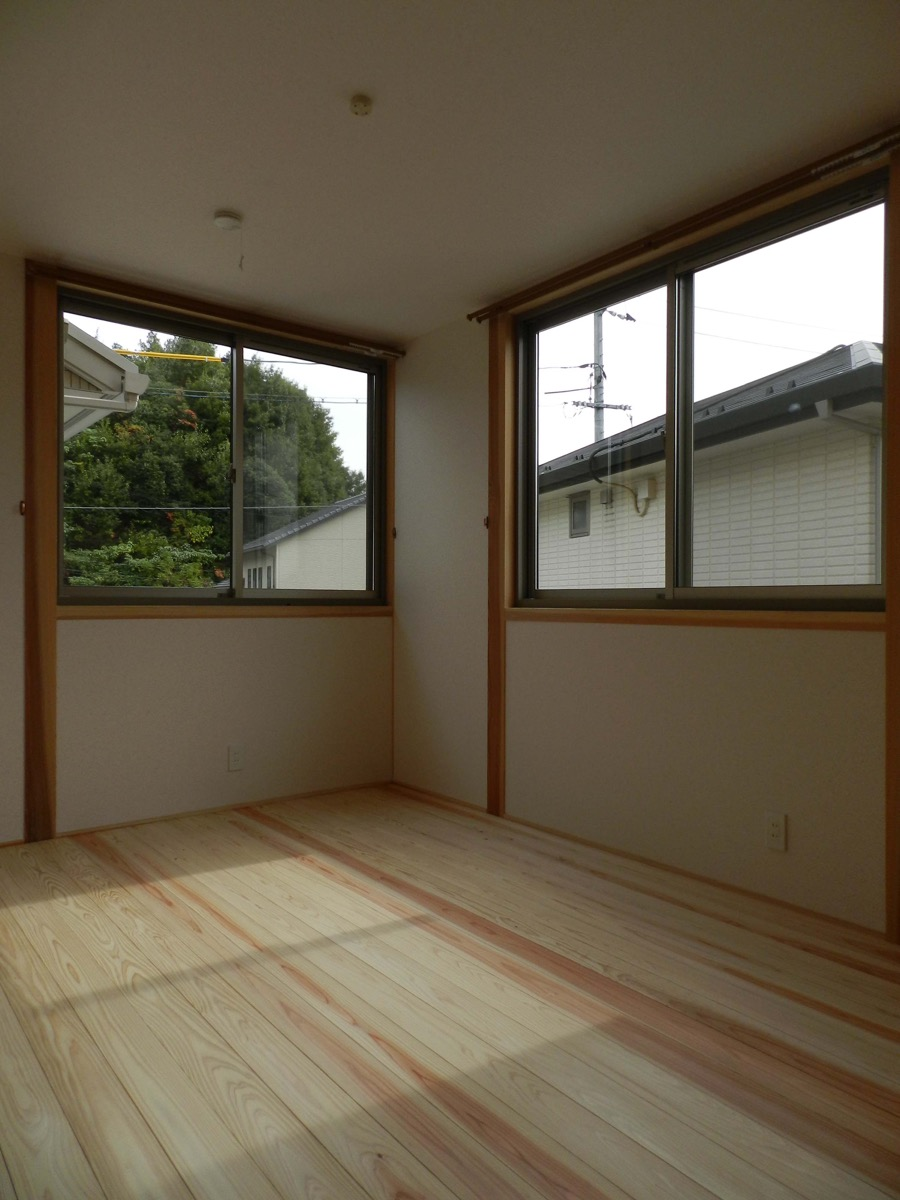 カワイイ洋風の外観と大屋根の住宅