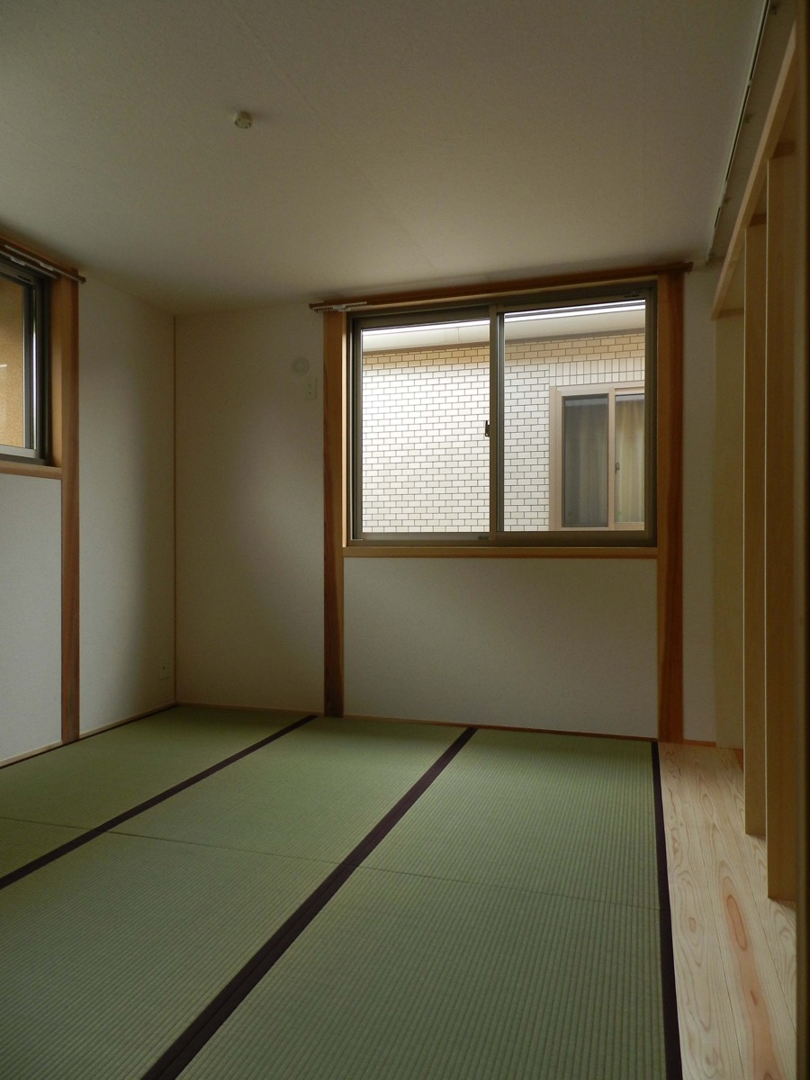 カワイイ洋風の外観と大屋根の住宅