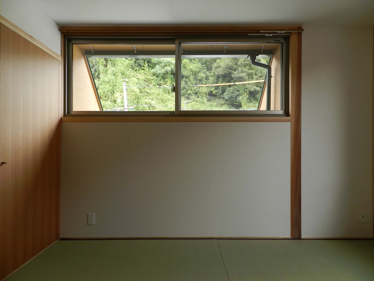 カワイイ洋風の外観と大屋根の住宅