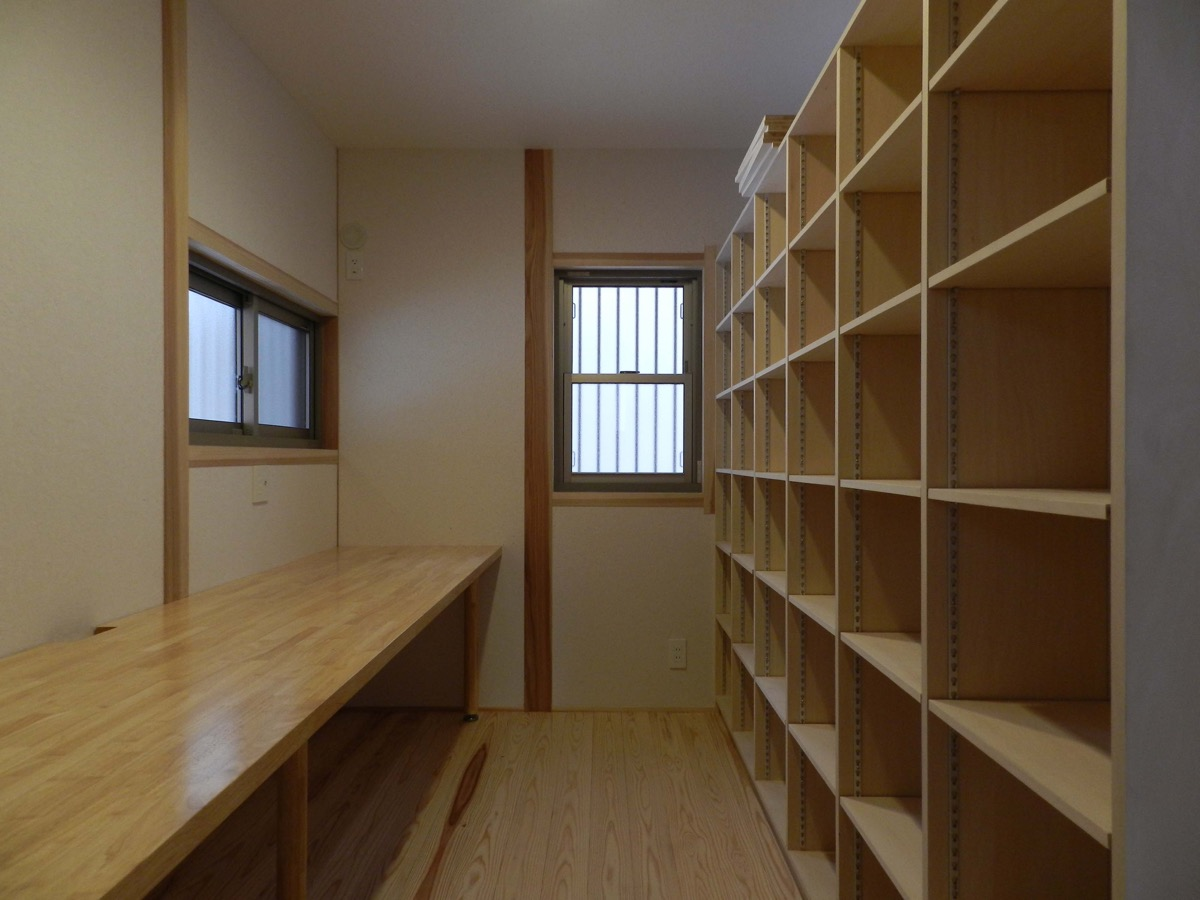 カワイイ洋風の外観と大屋根の住宅