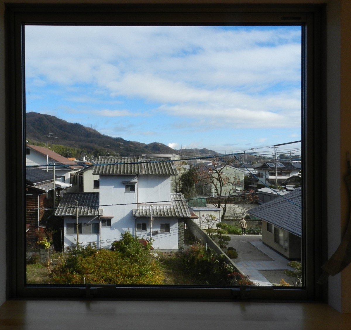 狭小敷地に建つ3階建ての混構造住宅