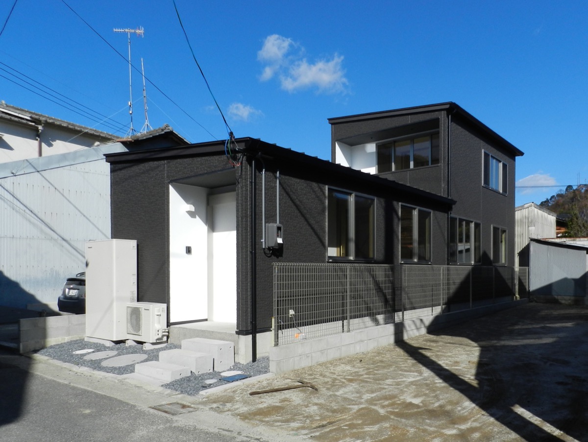 城下町特有の間口の狭い敷地に建つ、自然素材を使用したシャープな建物