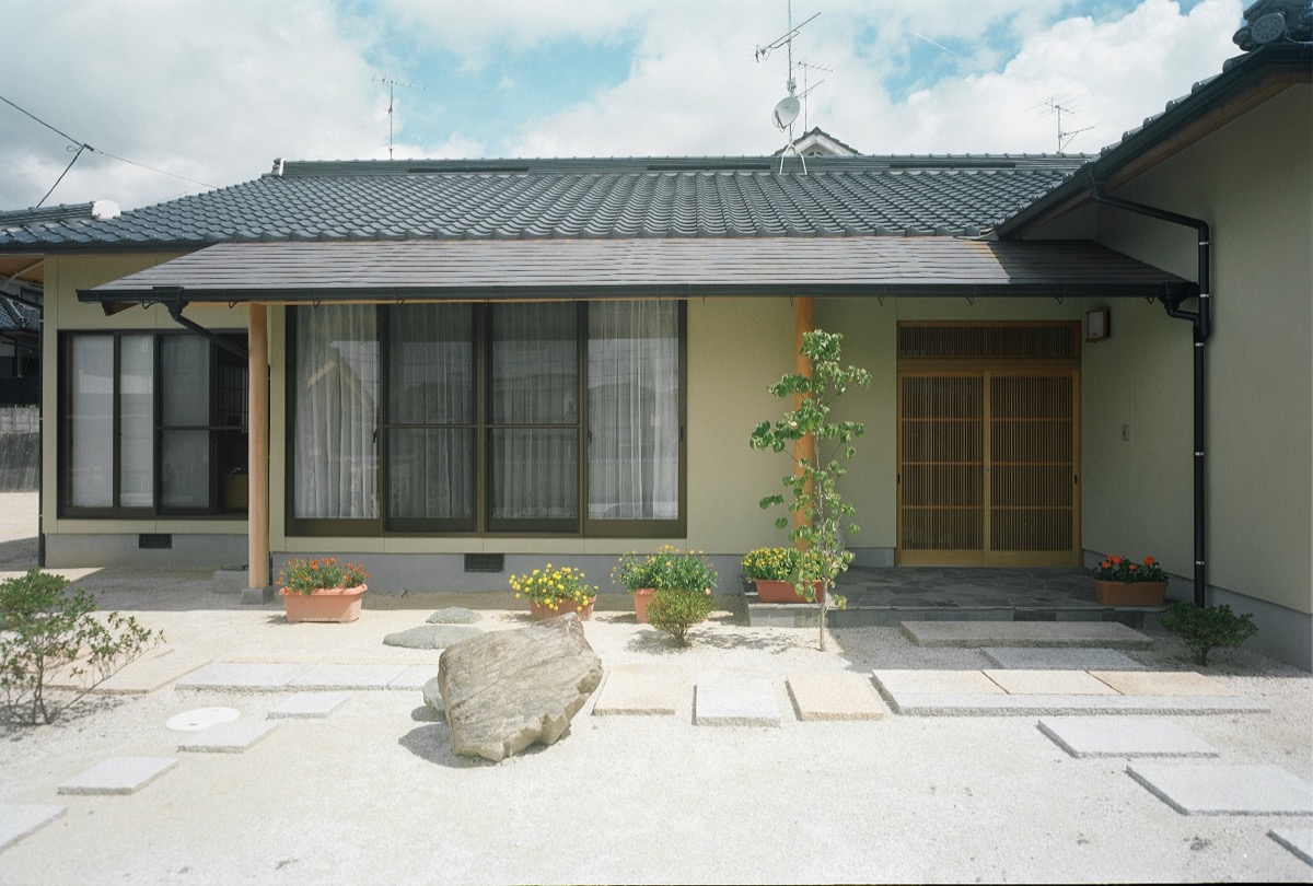 数寄屋門のある和風住宅