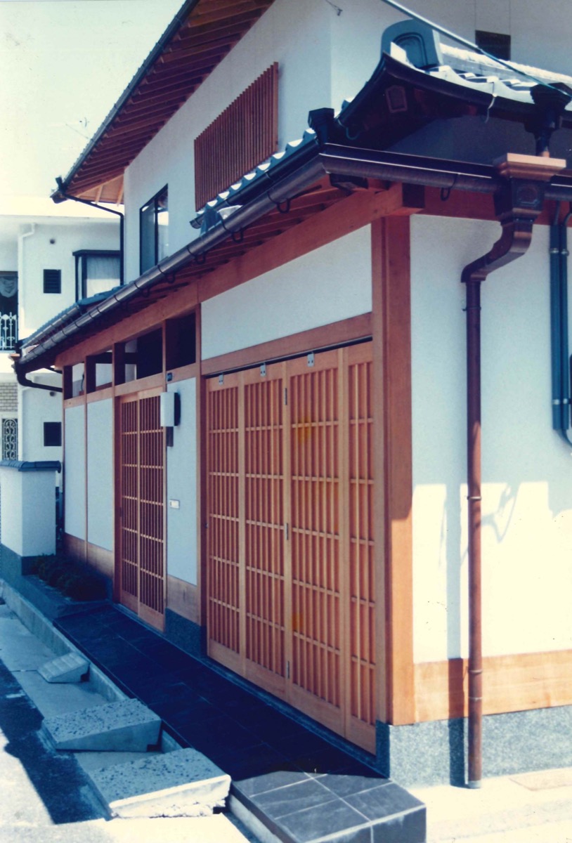 玄関前の坪庭が特徴の現代和風の建物