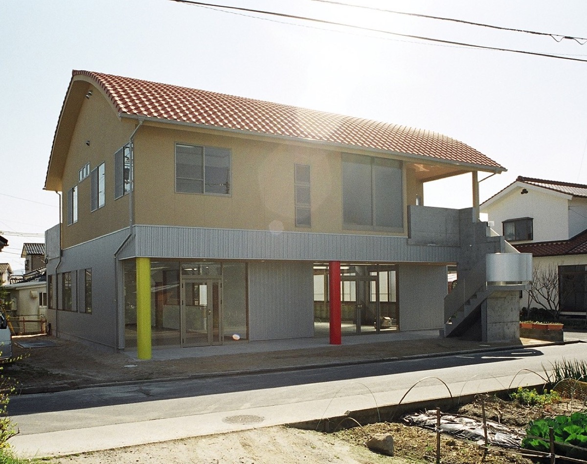 Rの屋根が特徴の混構造の住居兼用建物