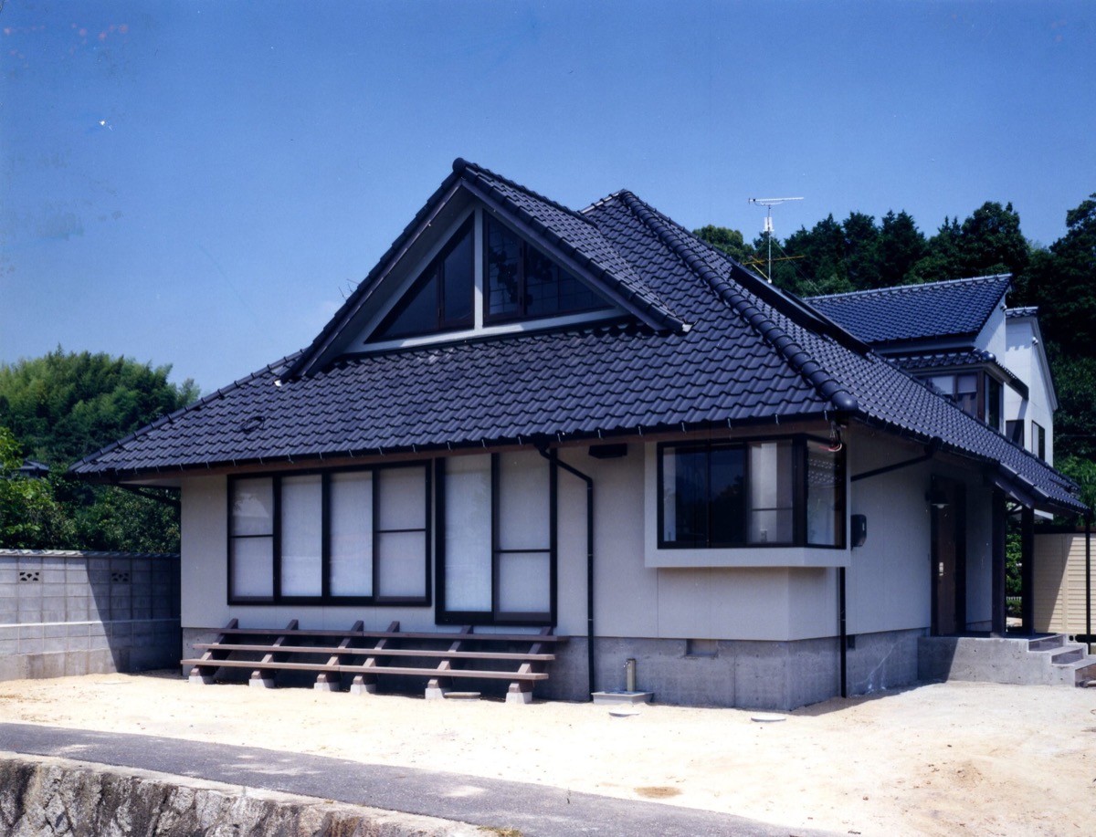 洗練されたデザインの民家風住宅