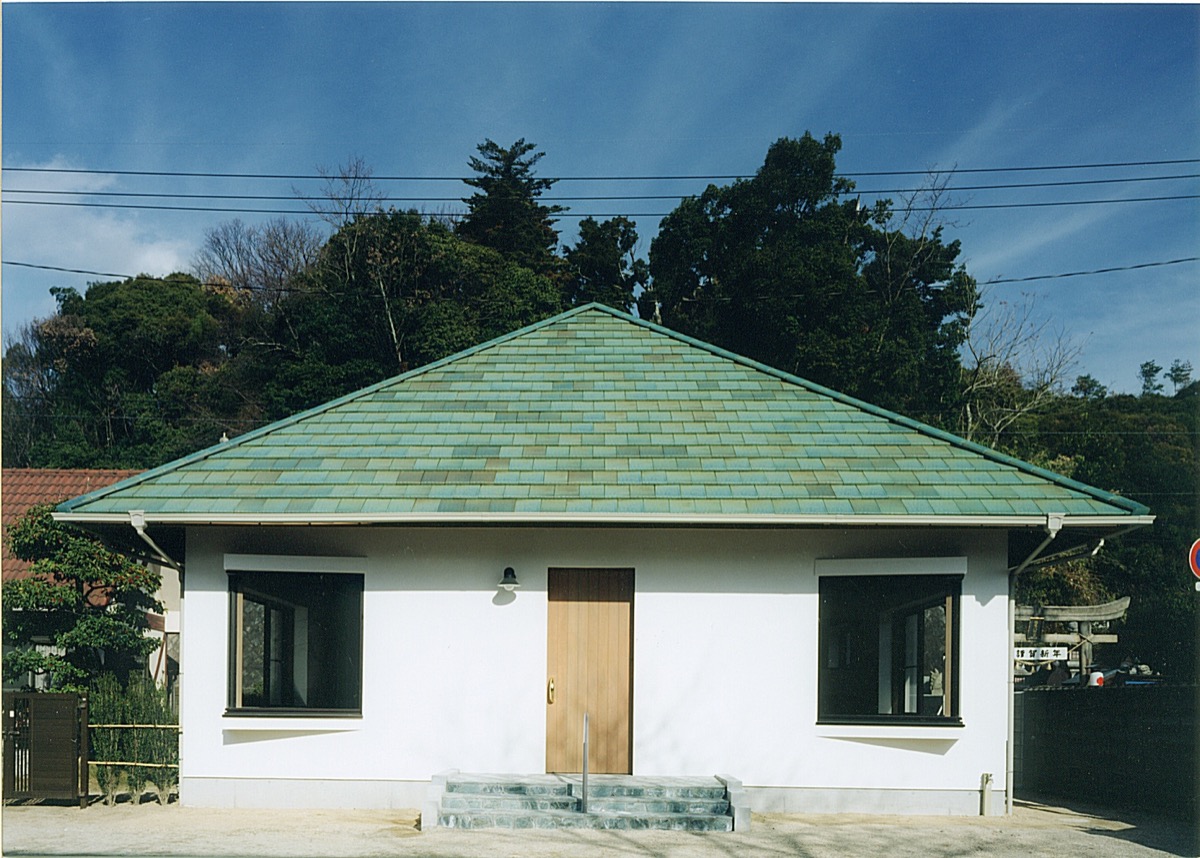 漆喰塗りと登り梁屋根のカフェ