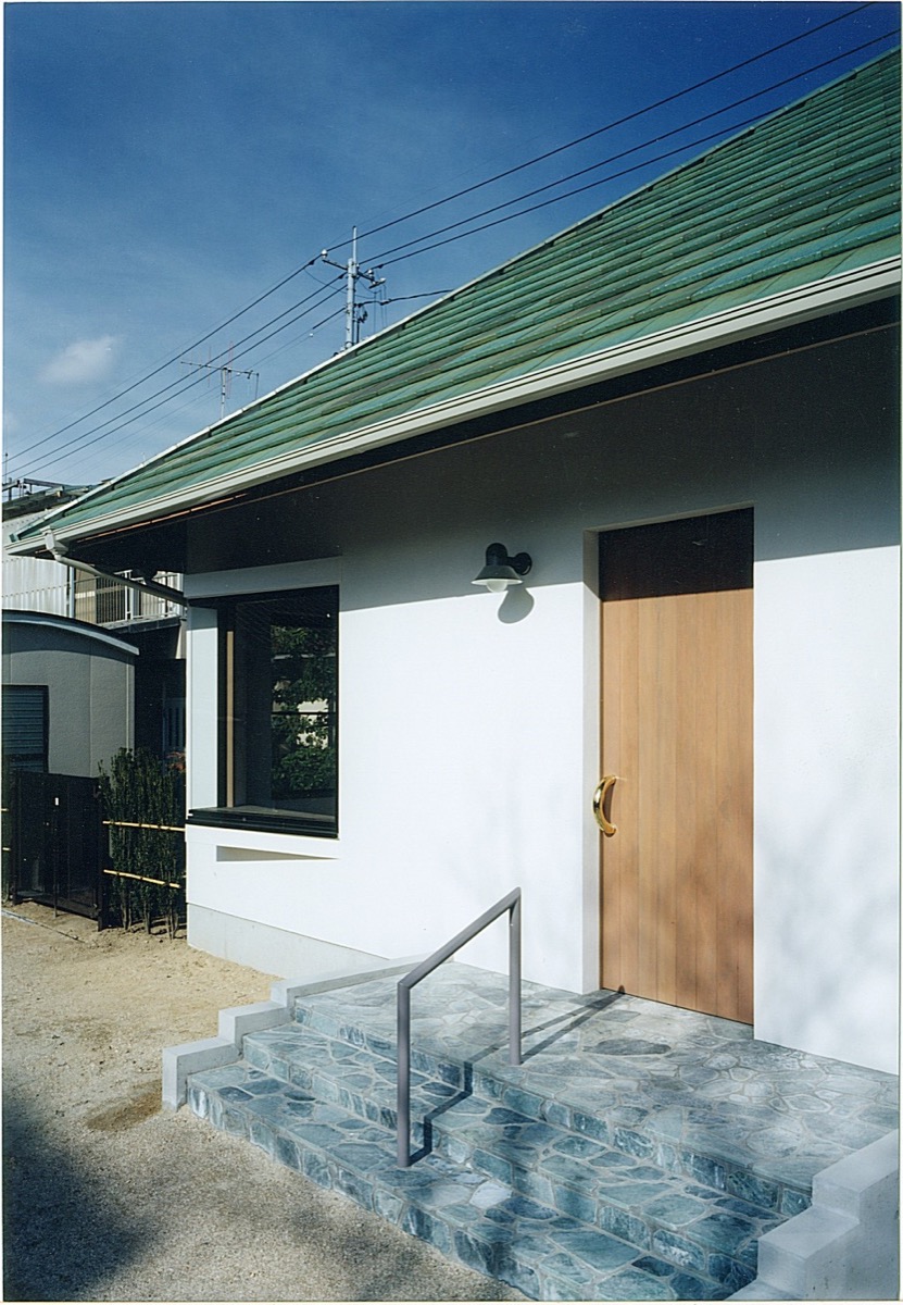 漆喰塗りと登り梁屋根のカフェ