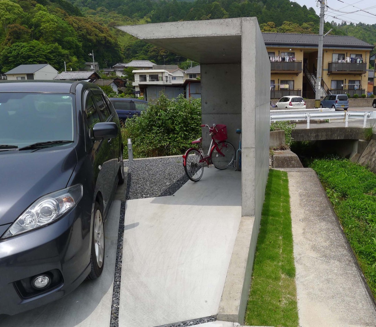 三角形が空間の広がりを作り出す家