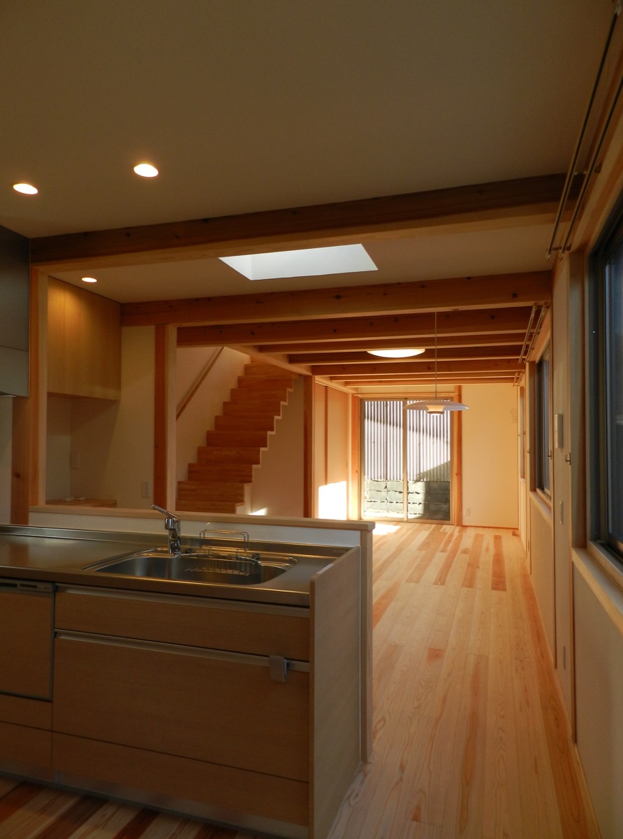 城下町特有の間口の狭い敷地に建つ、自然素材を使用したシャープな建物