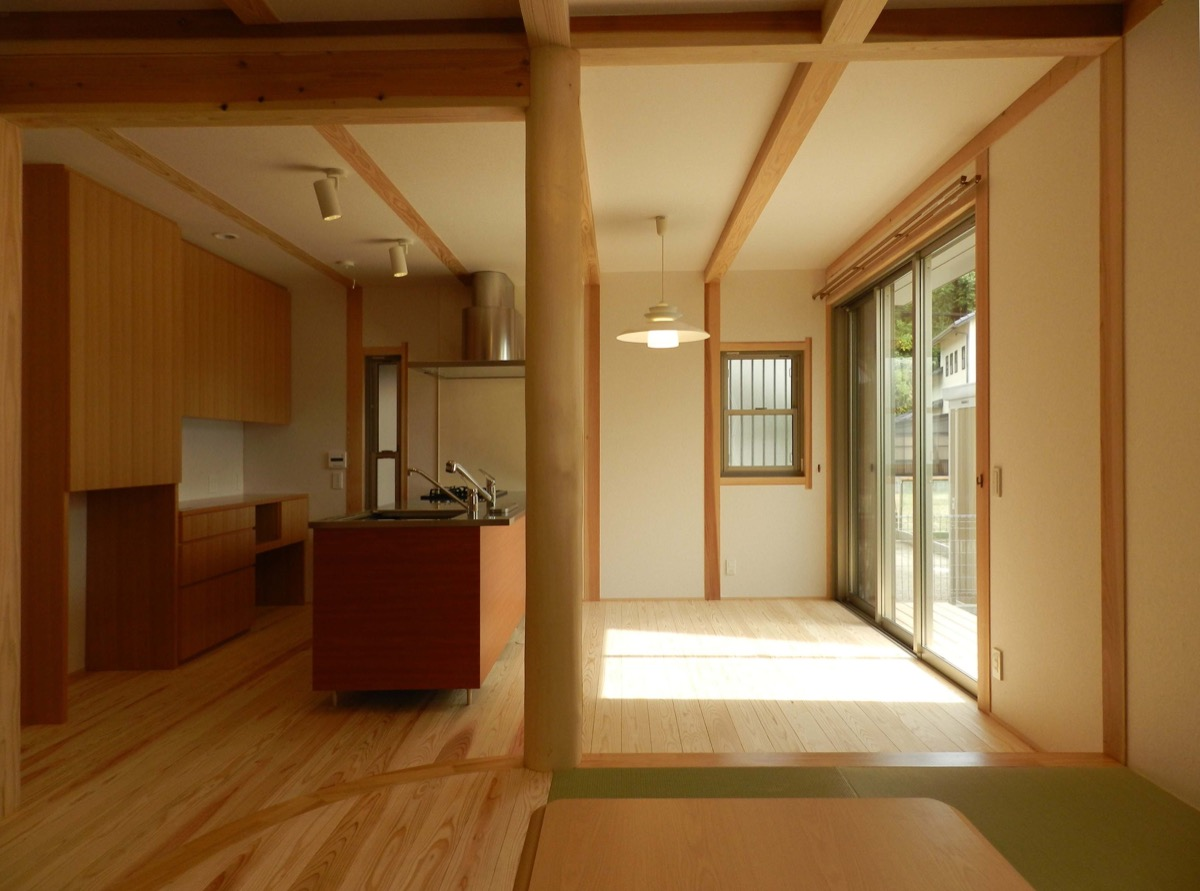 カワイイ洋風の外観と大屋根の住宅