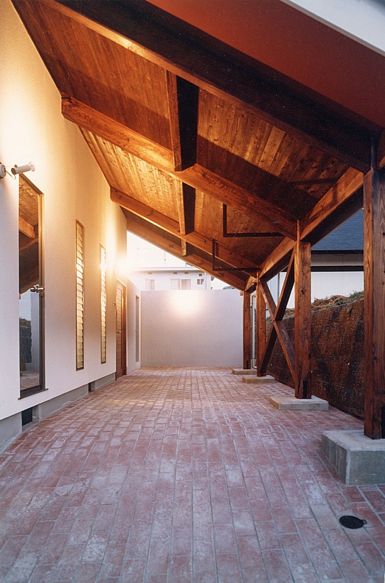 洋瓦の大屋根が特徴のモダンな洋風住宅