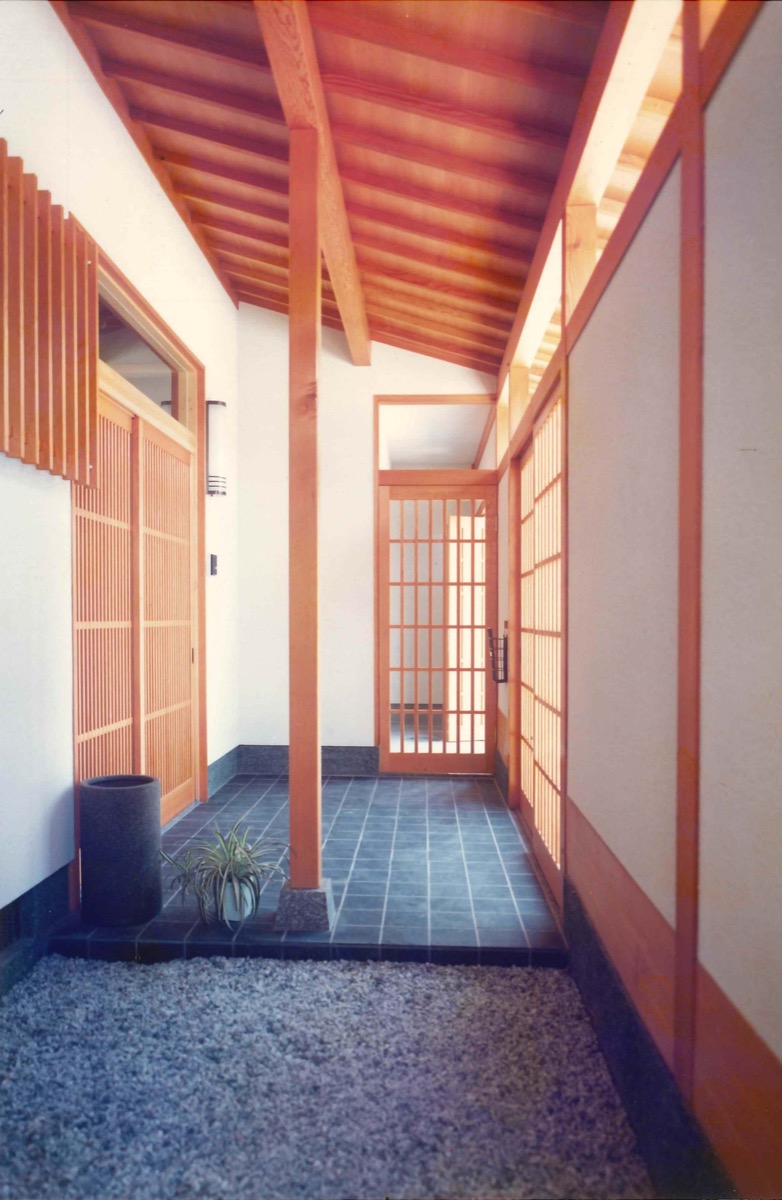 玄関前の坪庭が特徴の現代和風の建物