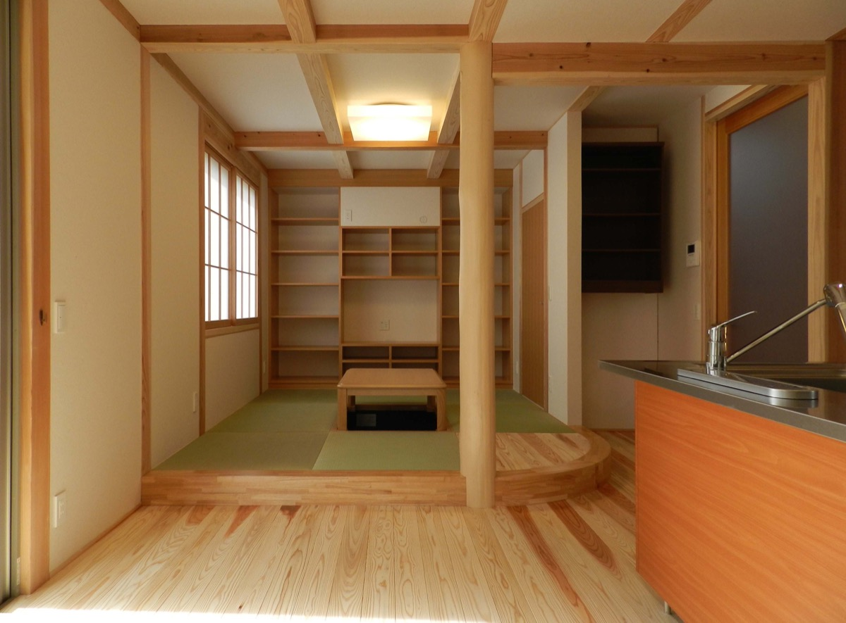 カワイイ洋風の外観と大屋根の住宅