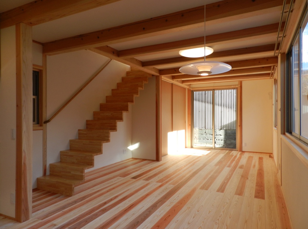 城下町特有の間口の狭い敷地に建つ、自然素材を使用したシャープな建物