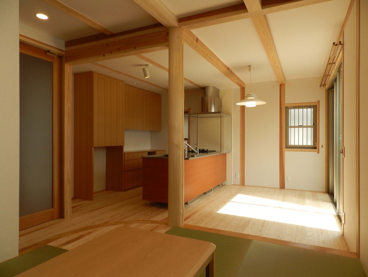 カワイイ洋風の外観と大屋根の住宅