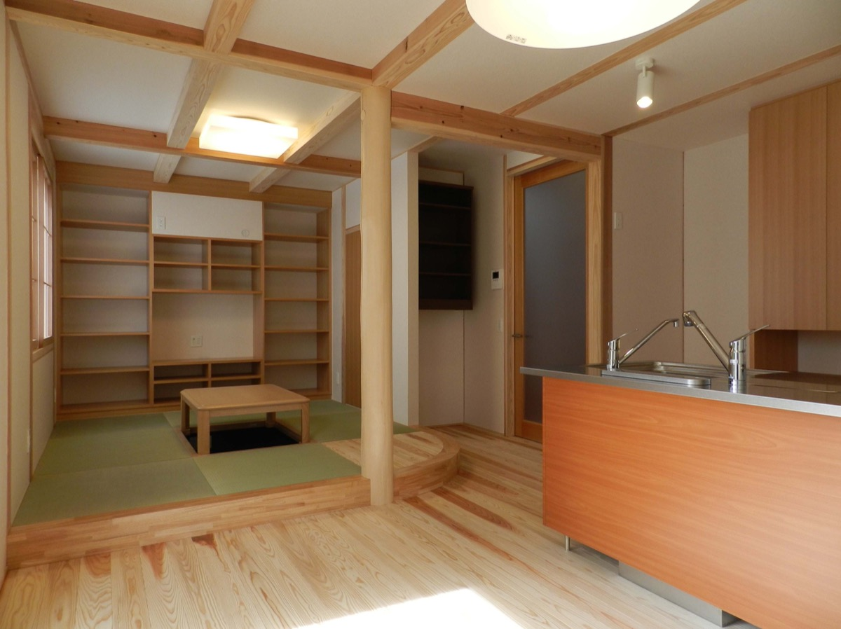 カワイイ洋風の外観と大屋根の住宅