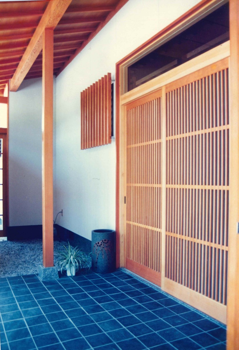 玄関前の坪庭が特徴の現代和風の建物