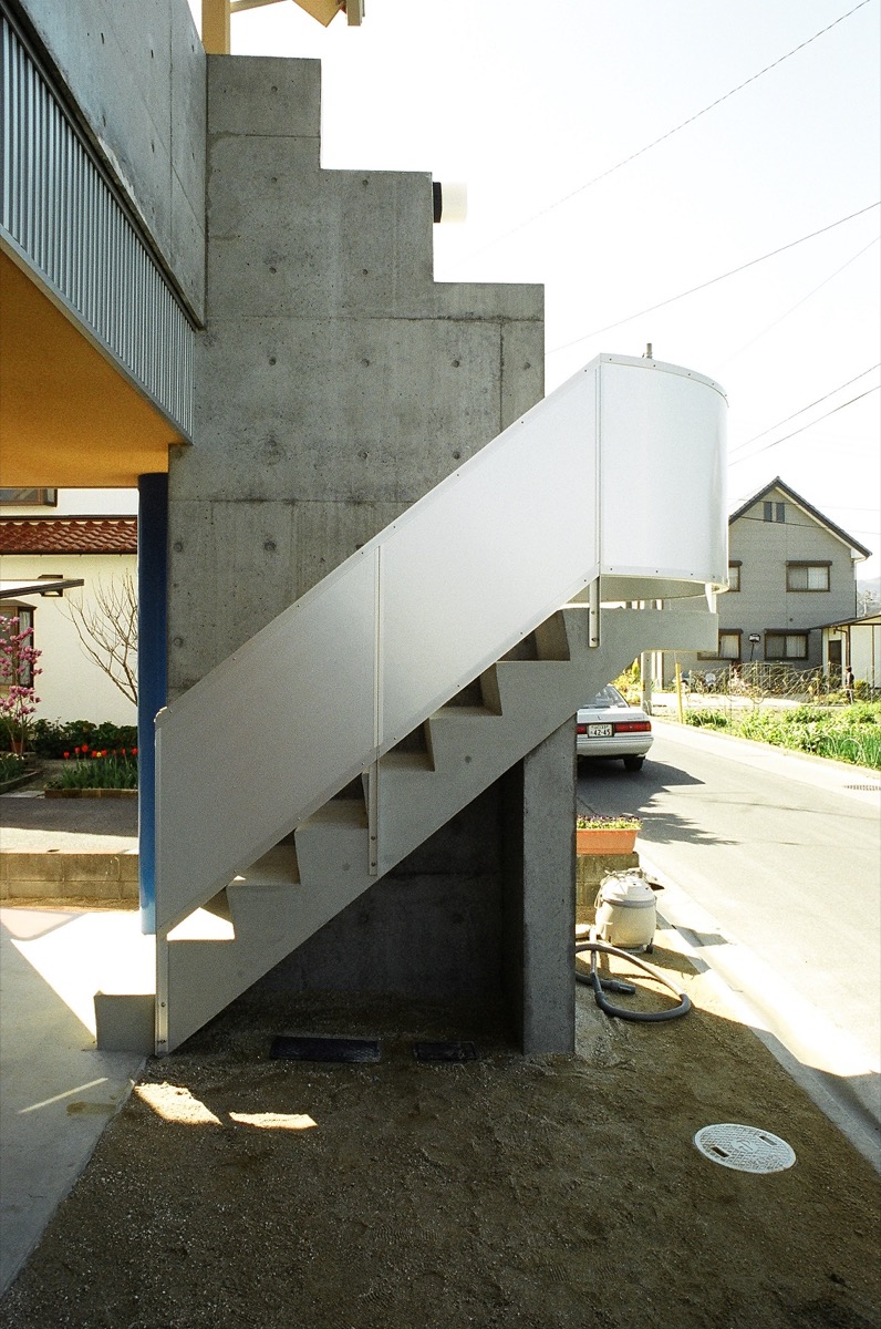 Rの屋根が特徴の混構造の住居兼用建物