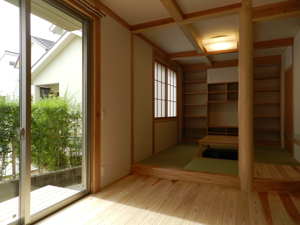 カワイイ洋風の外観と大屋根の住宅