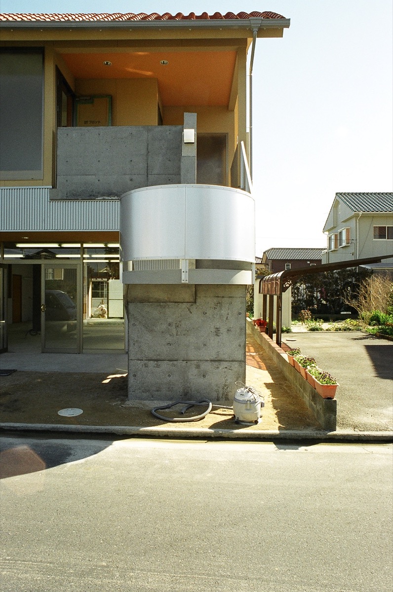 Rの屋根が特徴の混構造の住居兼用建物