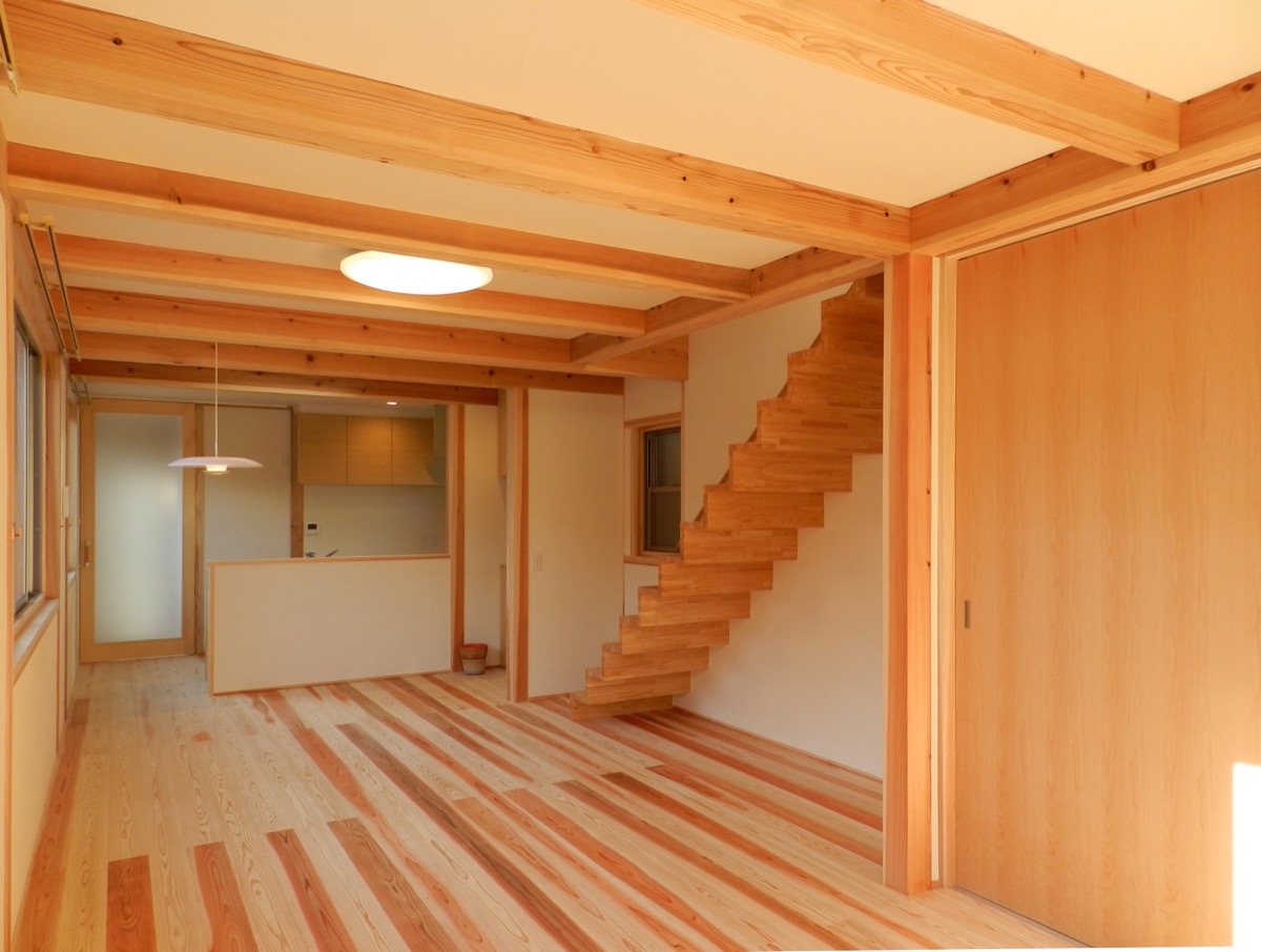 城下町特有の間口の狭い敷地に建つ、自然素材を使用したシャープな建物