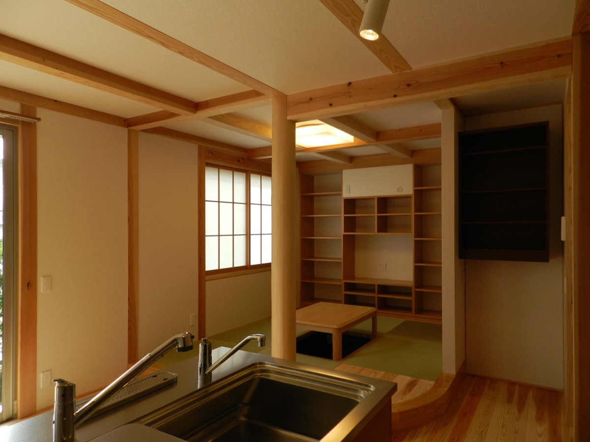 カワイイ洋風の外観と大屋根の住宅