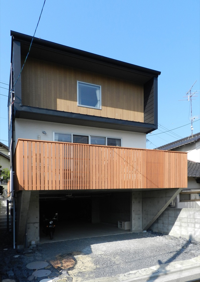 狭小敷地に建つ3階建ての混構造住宅