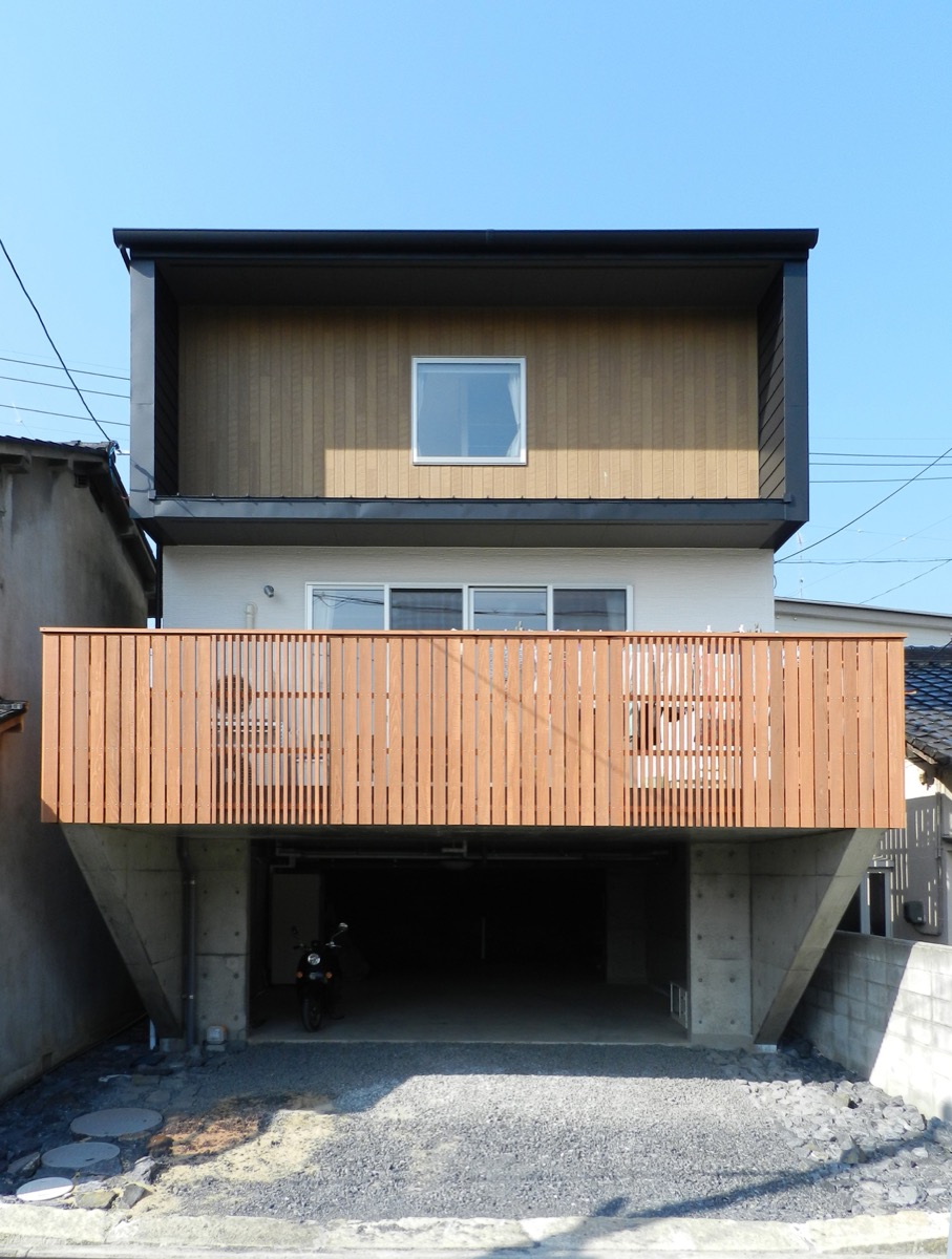 狭小敷地に建つ3階建ての混構造住宅