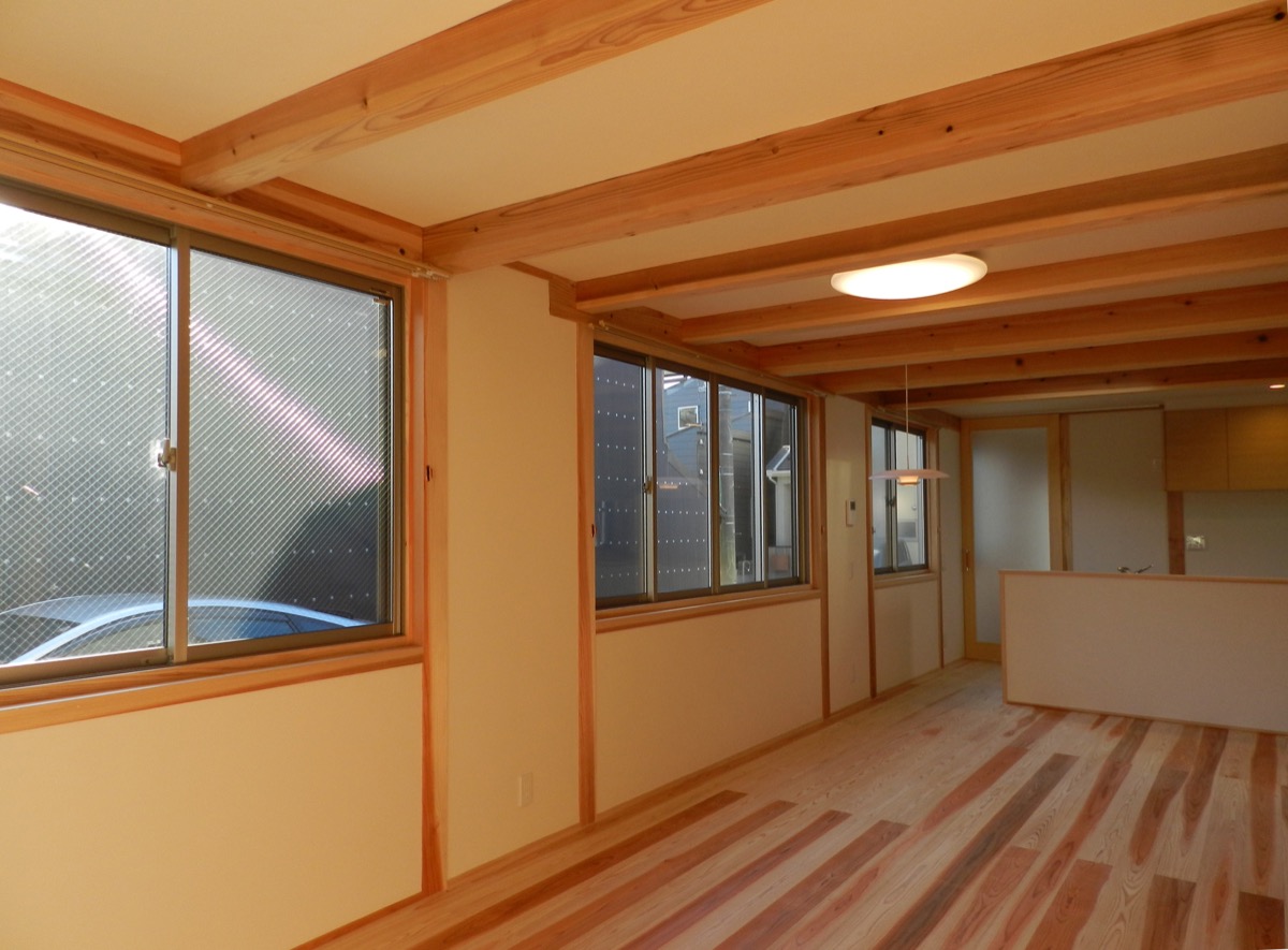 城下町特有の間口の狭い敷地に建つ、自然素材を使用したシャープな建物