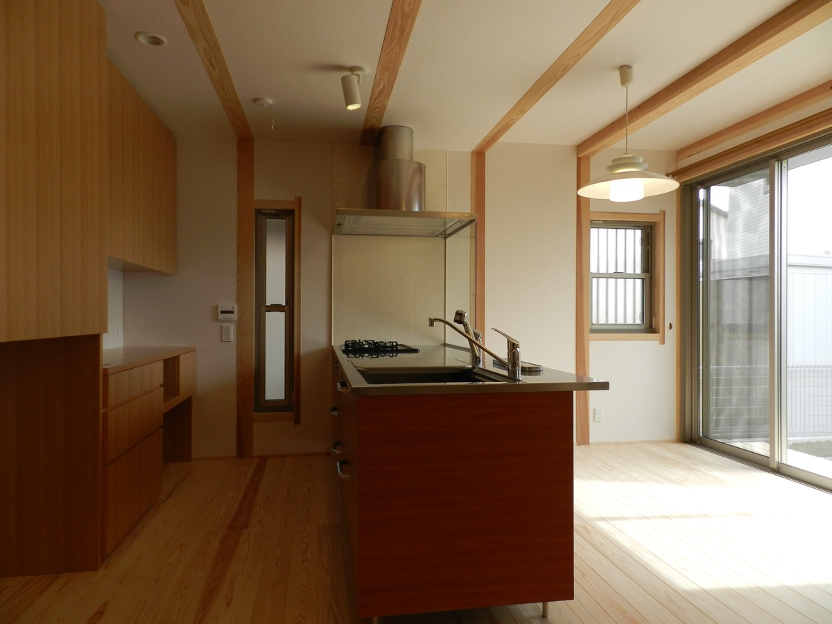 カワイイ洋風の外観と大屋根の住宅