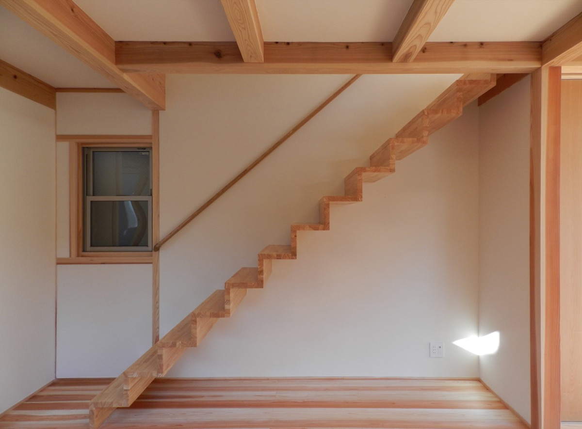 城下町特有の間口の狭い敷地に建つ、自然素材を使用したシャープな建物