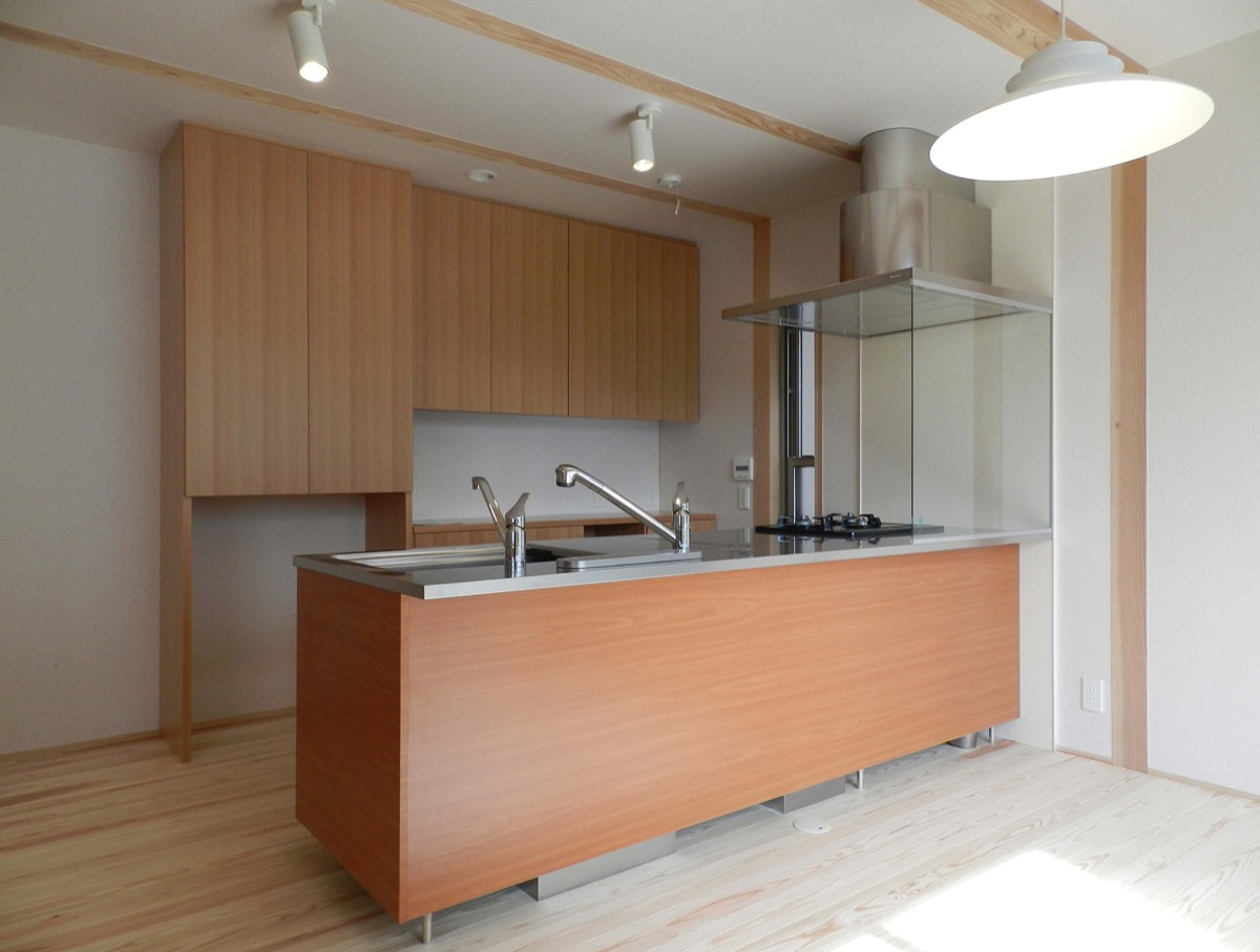 カワイイ洋風の外観と大屋根の住宅