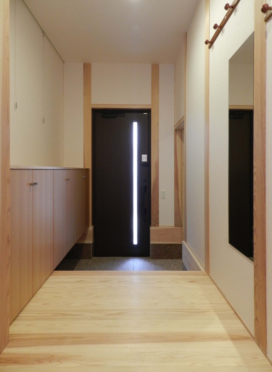 カワイイ洋風の外観と大屋根の住宅