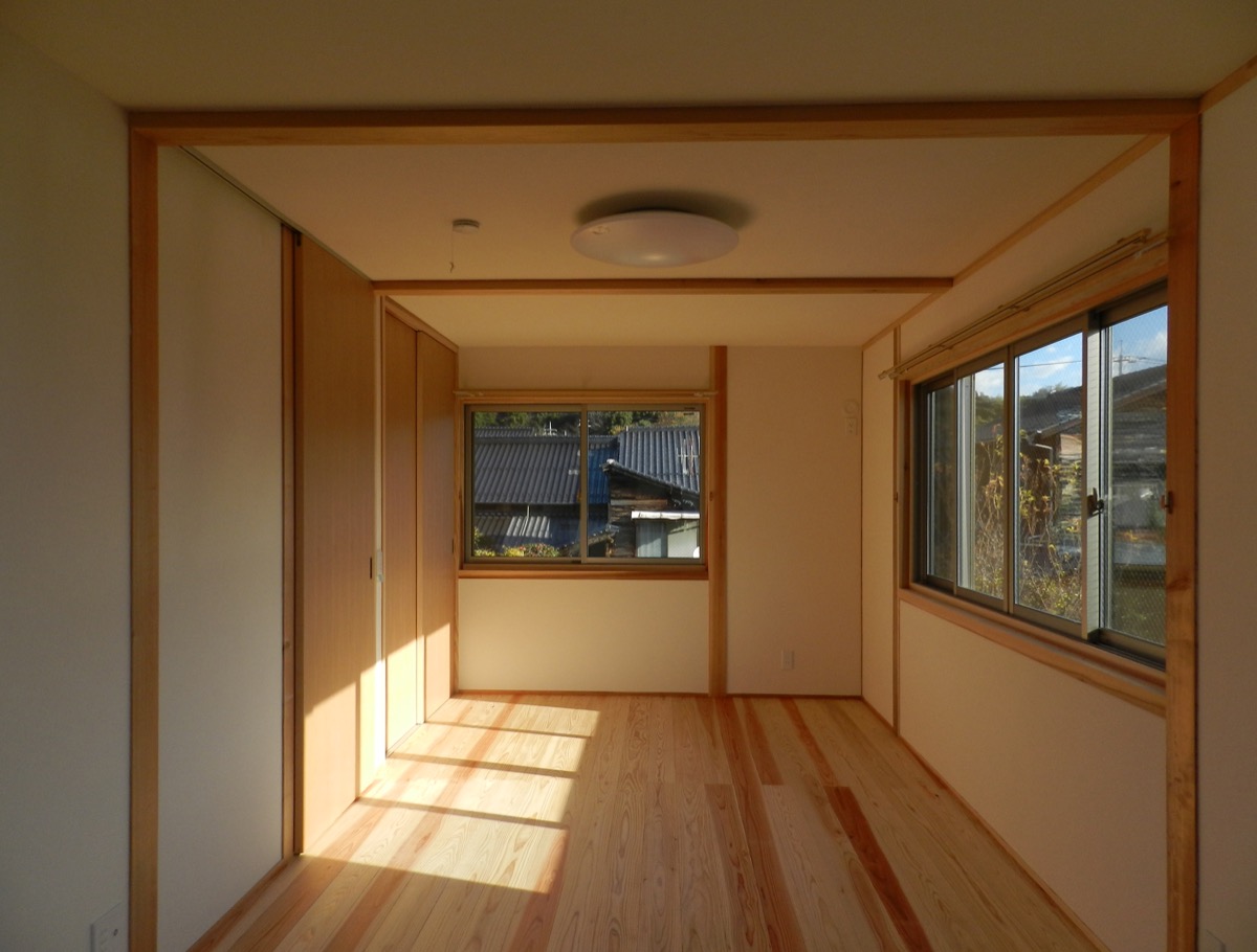 城下町特有の間口の狭い敷地に建つ、自然素材を使用したシャープな建物