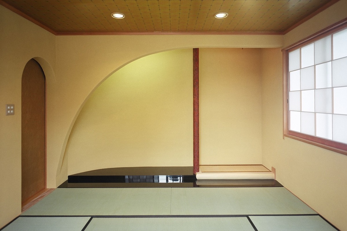 勾配天井の大空間リビングとモダンな外壁タイルの家