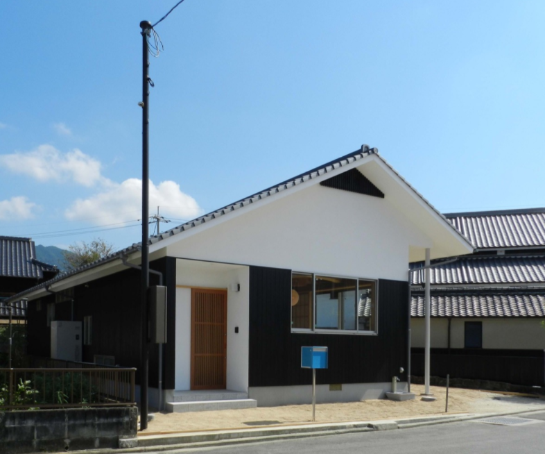 白壁の街に建つ、平屋造りの建物