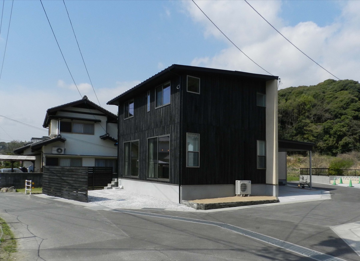 大屋根と手焼きの焼き杉板の家